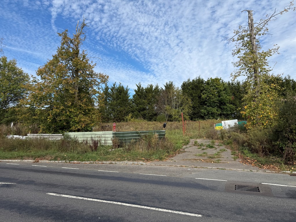 Lot: 26 - LAND IN FAVOURED LOCATION WITH OUTLINE PLANNING FOR SIX DWELLINGS - Access to land from Guildford Road